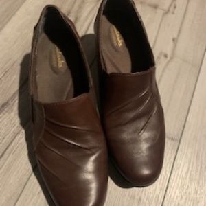 Clarks "Bendables" Ankle Booties  Brown  9.5M